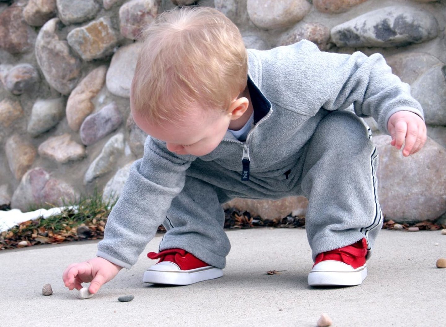 <p>involve the <strong>small muscles </strong>and <strong>eye-hand coordination </strong></p><p><strong>e.g. grasping</strong></p>
