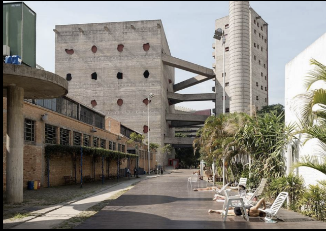 <p>Describe the overall architecture of the SESC Pompeia and its significance </p>