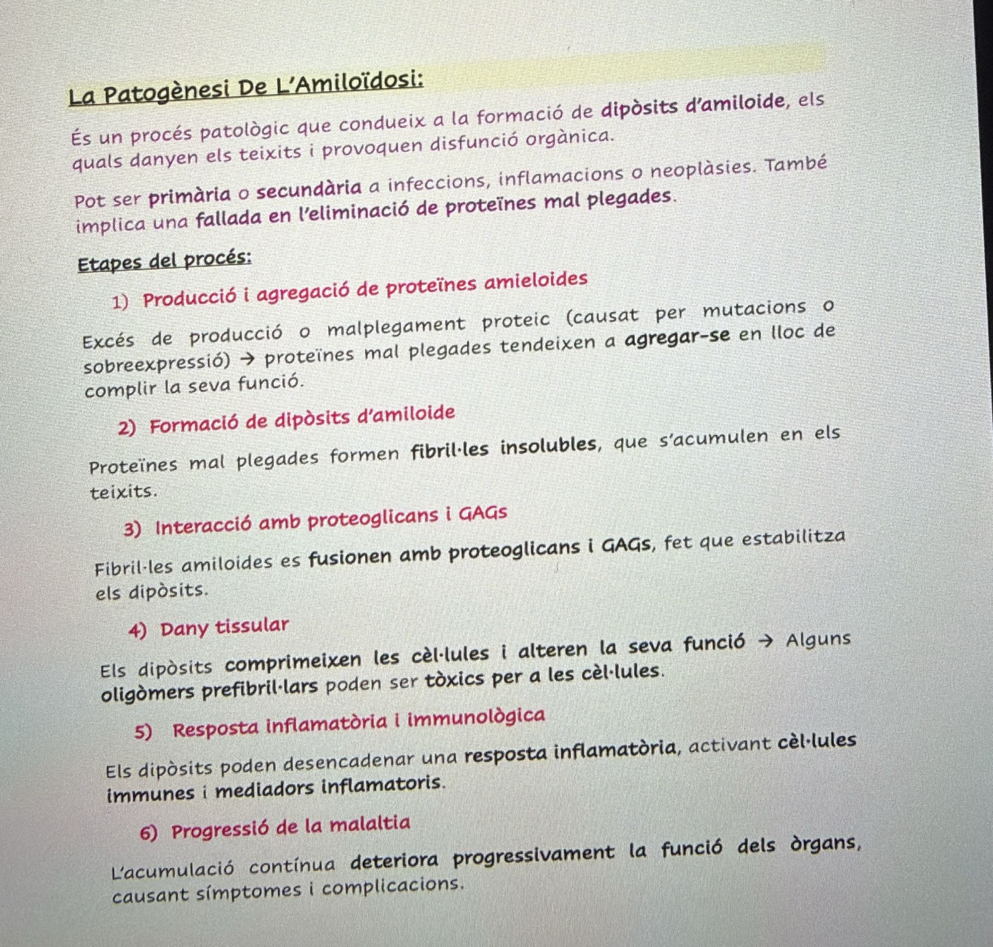 <p>És un trastorn que es caracteritza per la formació de depositos extracel·lulars de proteïnes fibril·lars: és el responsable del dany tissular i l’alteració funcional al exercir pressió sobre les cèl·lules i els teixits. Les fibril·les anòmales es formen per agregació de proteïnes mal plegades, s’uneixen a proteoglicans i GAG’s i formen dipòsits anomenats amiloide (similar al midó). Atrofia les cèl·lules que estan al seu voltant. Està associat a moltes malalties en funció d’on i com es diposita. Mecanisme fisiopatològic. Acaba amb la insuficiència de l’òrgan afectat. Exemple: Alzheimer.</p><p>Tipus de proteinas: </p><ul><li><p>AL (cadenas ligeras de immunoglobulinas)</p></li><li><p>AA (proteinas sericas sintetizadas en procesos inflamatorios)</p></li><li><p>A-Beta (alzheimer)</p></li></ul><p></p>