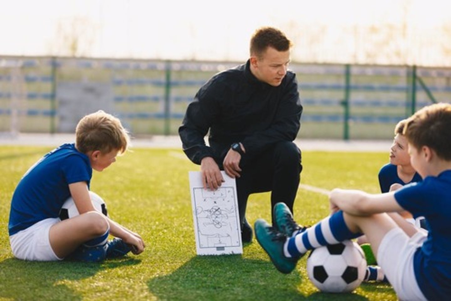 <p>тренер</p><p>The coach gave us new tactics. - Тренер дал нам новую тактику.</p>