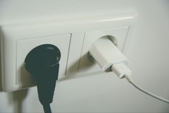 <p>to connect, plug in</p>