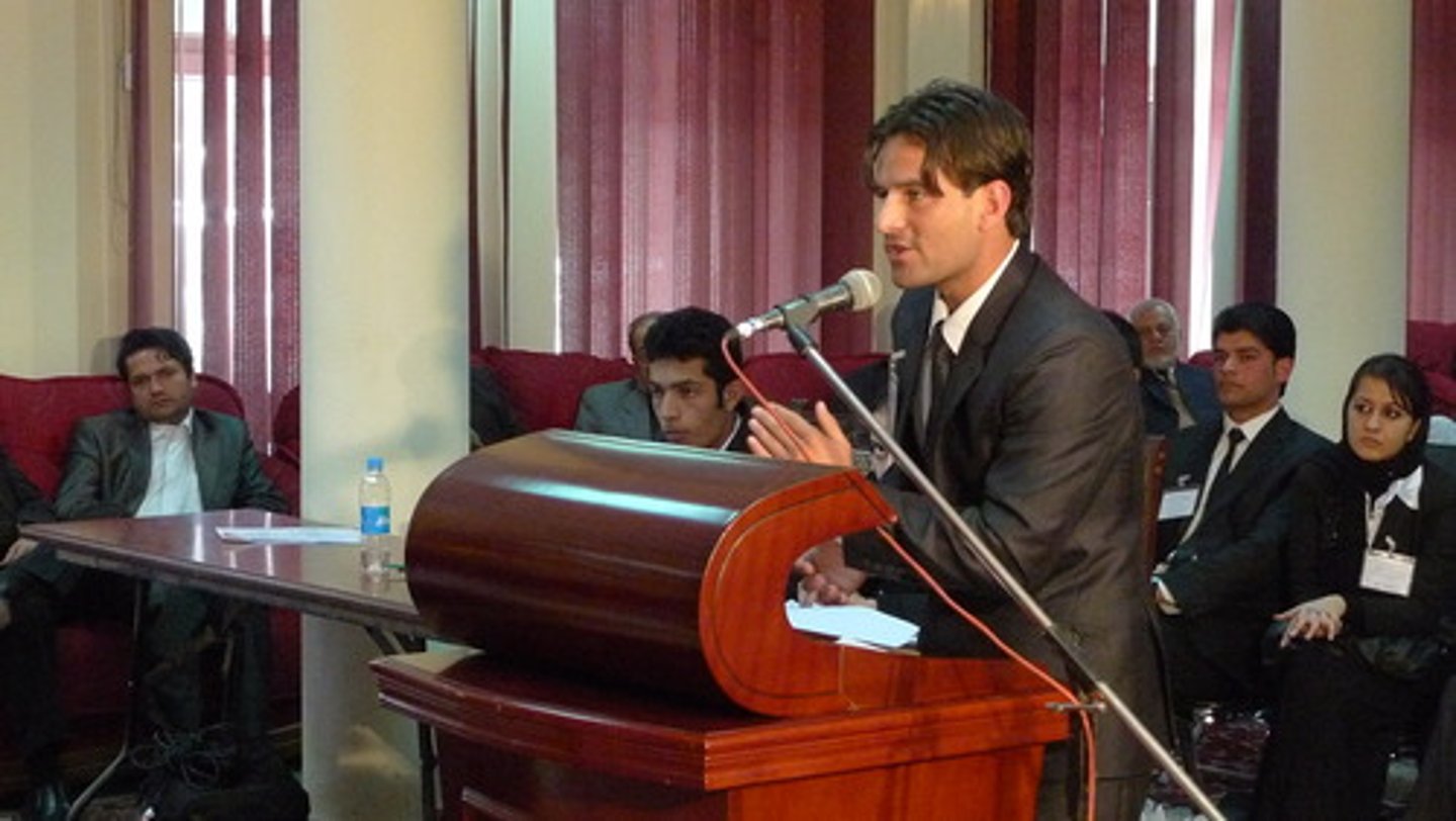<p>(legal English) ra tòa Ví dụ: He will appear in court tomorrow.</p>