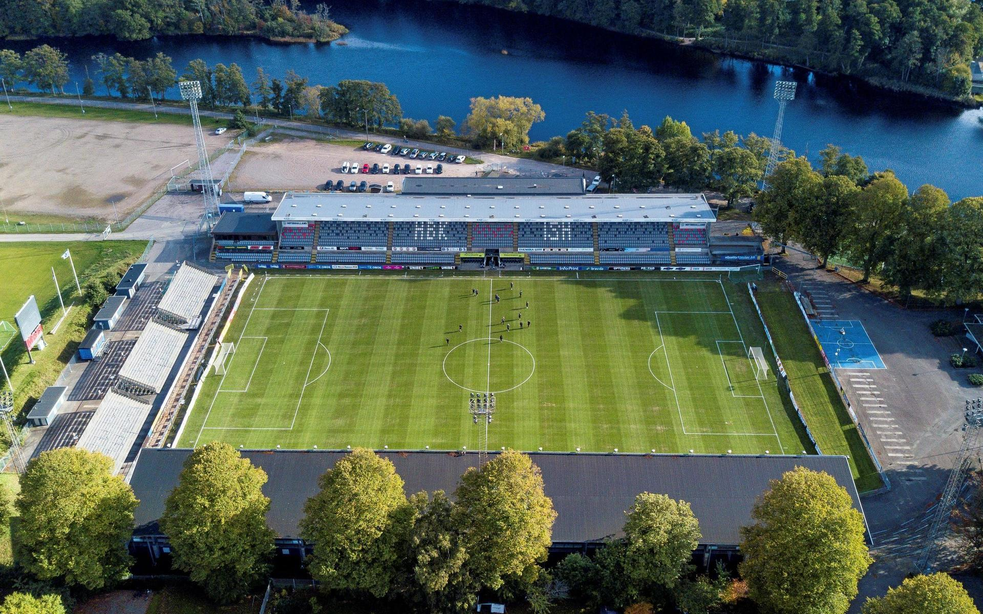 <p>Halmstad – Örjans Vall (10,873) ;Historia: Bildad 1914, allsvensk stabilitet sedan 1930-talet. Hallandsklubb känd för fostran och stark toppfotboll. SM-guld: 4 (1976, 1979, 1997, 2000). Viktiga spelare: Alf Peterson, Fredrik Ljungberg, Stefan Selakovic.</p>