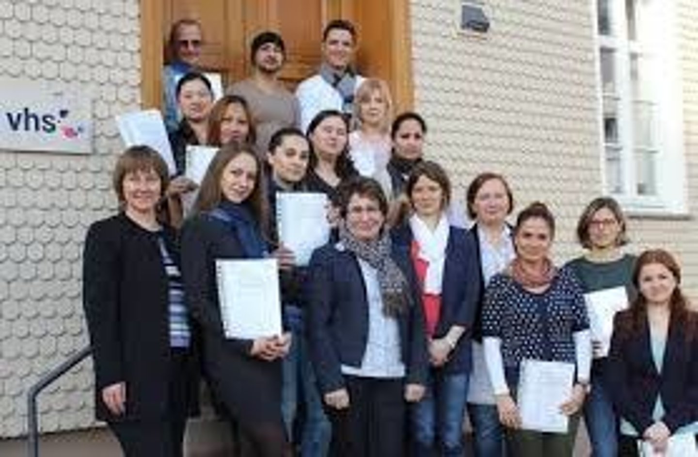 <p>to complete, graduate</p>