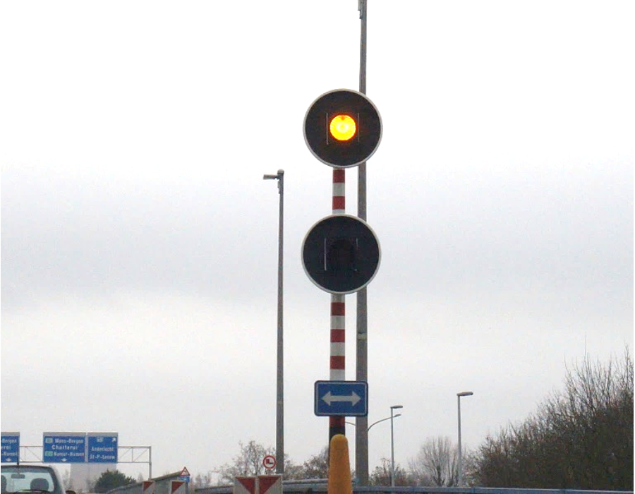 <p>Wat betekent een vrijstaand oranje knipperlicht?</p><ul><li><p>Opgepast, plaats waar je dubbel voorzichtig moet zijn.</p></li><li><p>Voorrang geven aan rechts.</p></li><li><p>Stoppen en voorrang verlenen.</p></li></ul><p></p>