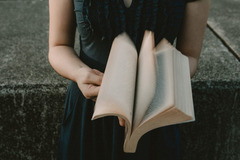 <p>= browse, đọc lướt qua, lật xem nhanh</p><p>turn and look at the pages of magazine quickly</p>