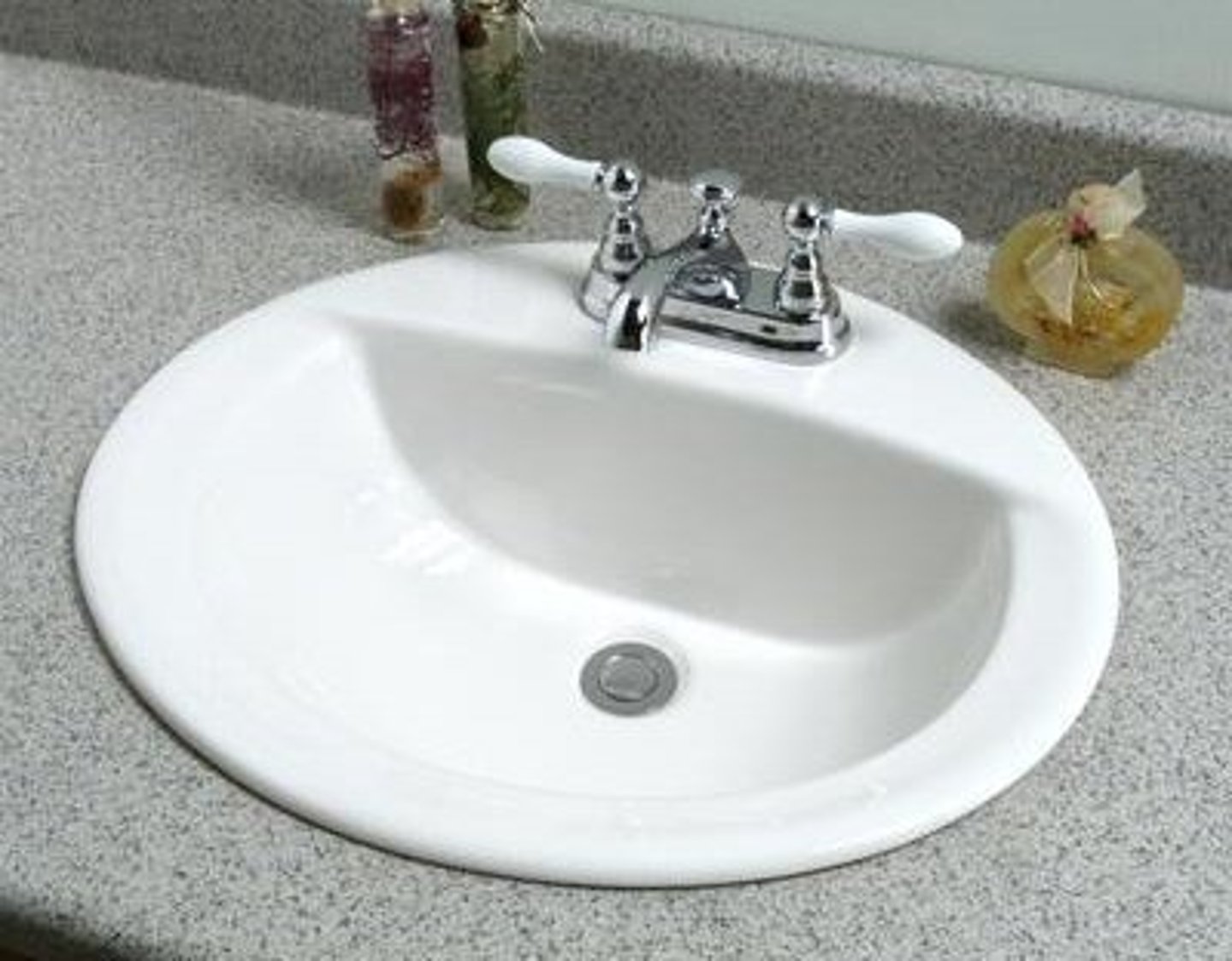 <p>A fixed basin with a water supply and a drain, used for washing dishes or hands on the kitchen.</p><p>Example: Don't leave your dirty plates in the kitchen sink.</p>