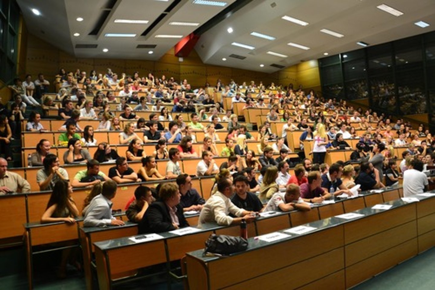 <p>(academic English) tham dự bài giảng Ví dụ: All students must attend lectures regularly.</p>