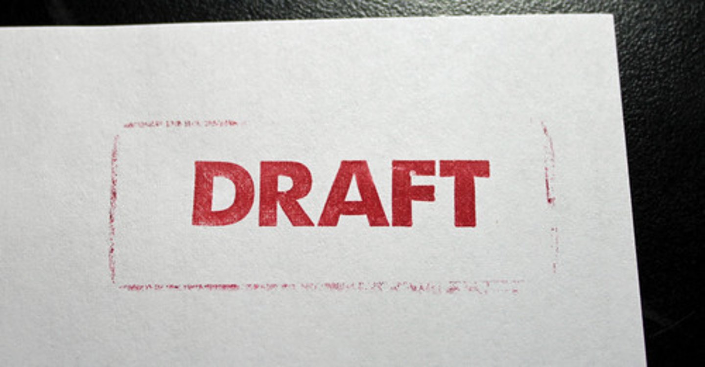 <p>(writing English) bản nháp đầu tiên Ví dụ: I finished the first draft of my essay.</p>