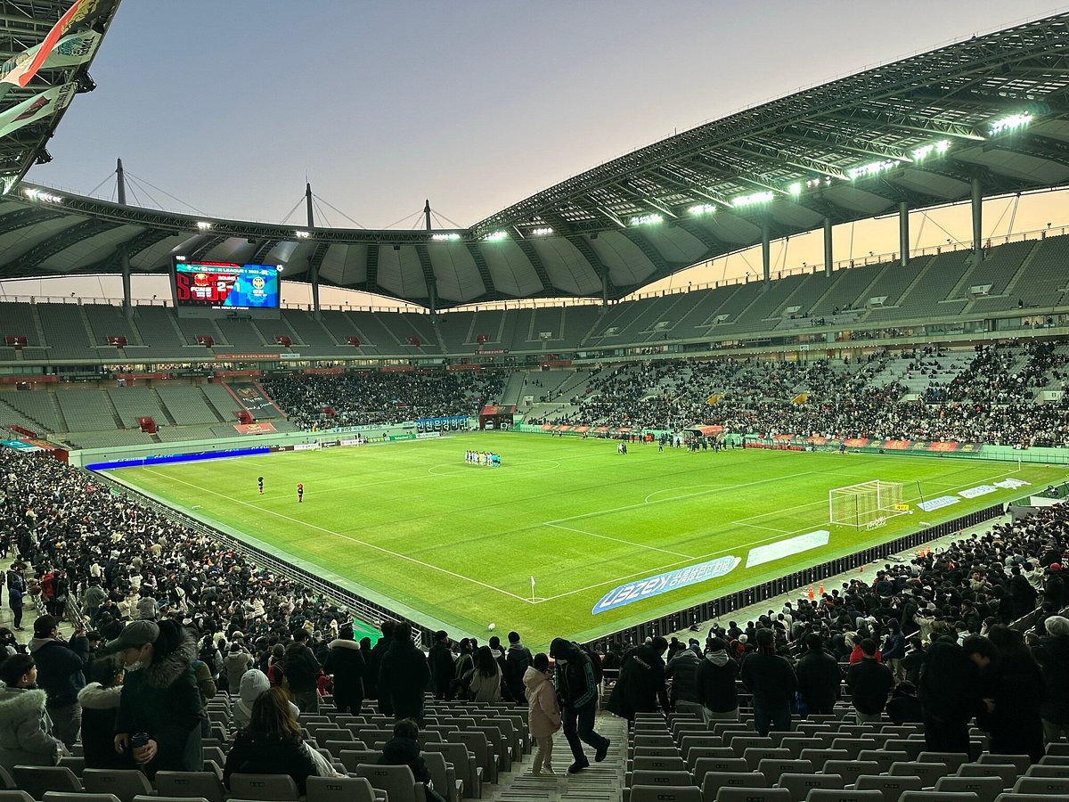 <p>stadium [<span><span>ˈsteɪdiəm]</span></span></p>