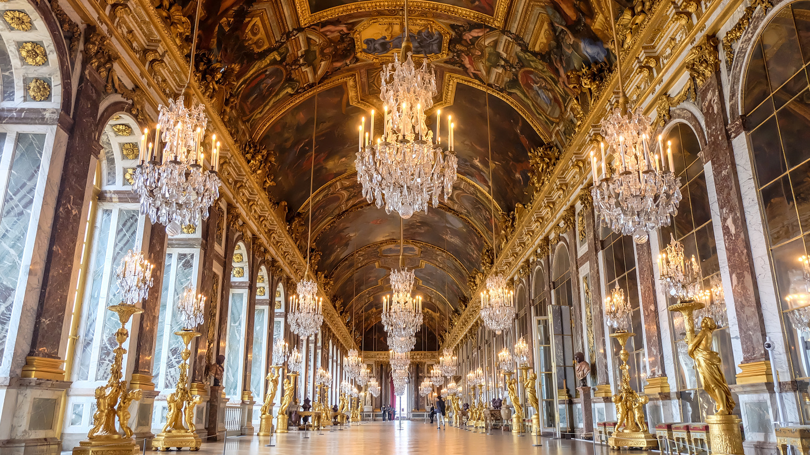 <p><span style="background-color: transparent;">Galerie des Glaces, <strong>Hall of Mirrors</strong>, <em>Hardouin-Mansart</em>&nbsp; (French Baroque)</span></p>