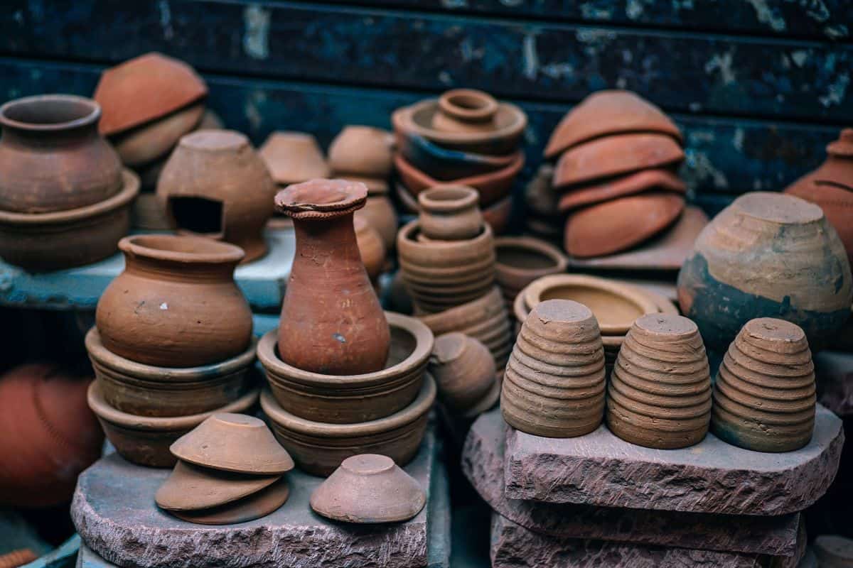 <p>pottery (n) /ˈpɒtəri/</p>
