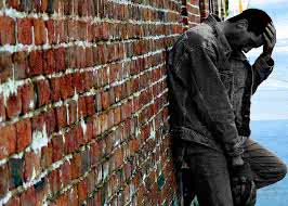 <p><strong>to have very serious problems that limit the ways in which you can act:</strong></p><p><span><em>He owes money to everyone - he really _ now.</em></span></p>