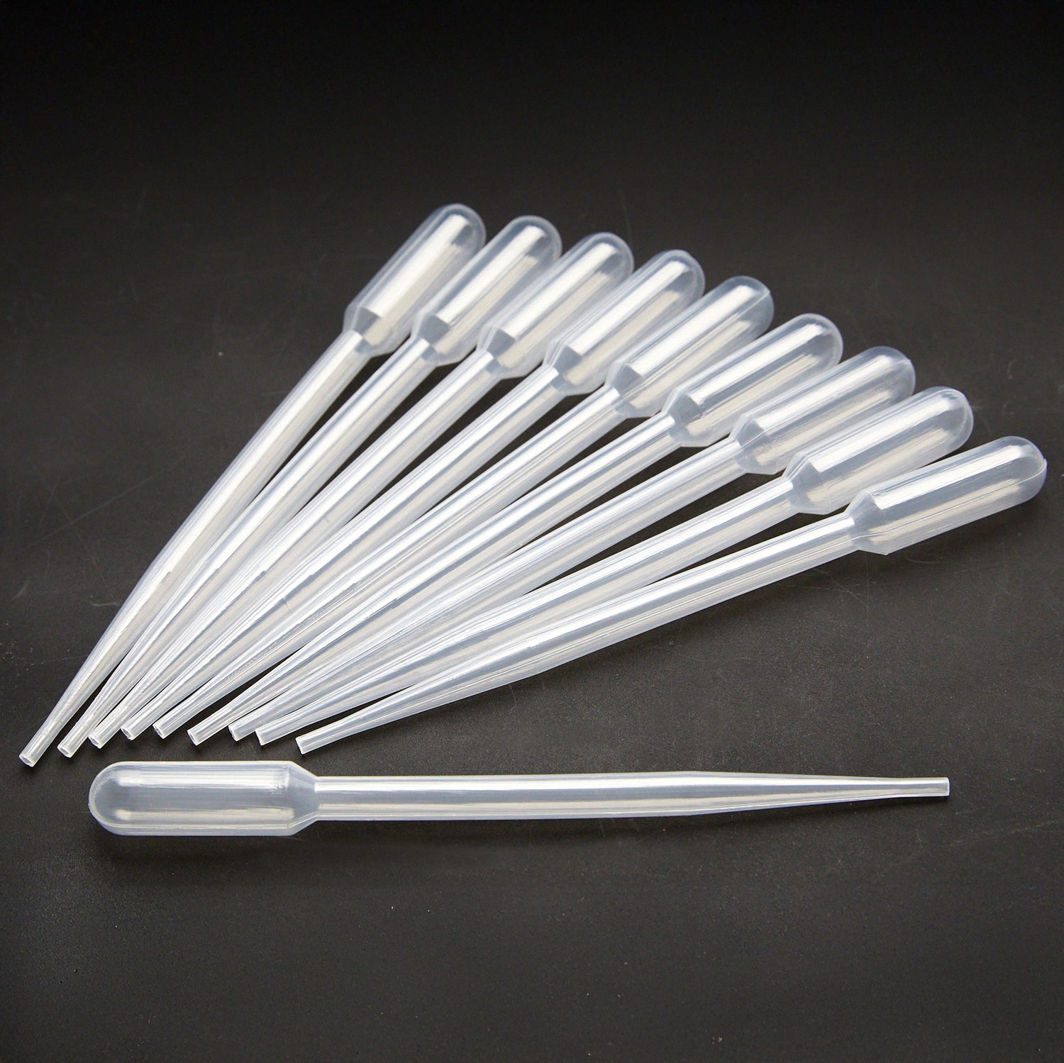 <p>A disposable tool used to transfer small volumes of liquid, often made of plastic, allowing for precise measurement and delivery. </p>