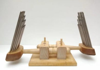 <p>comb type with rows of long teeth, used in pairs</p>