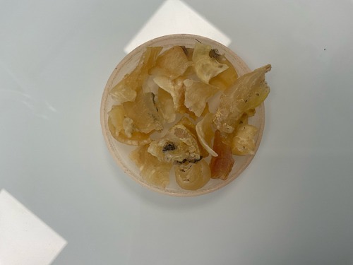 <p>ressemble banane séchée ou vieux ongles </p>
