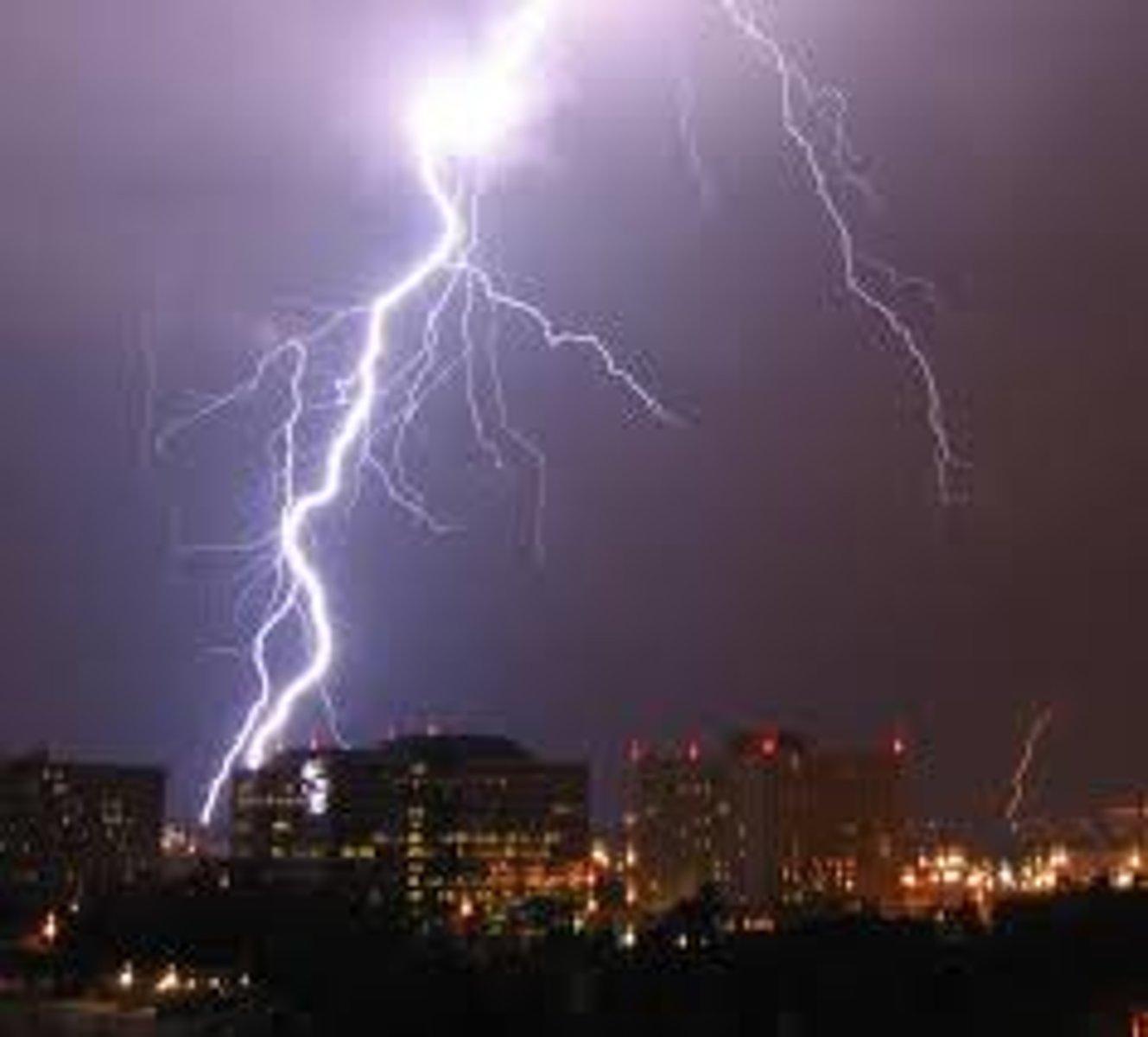 <p>luz producida por el relámpago</p>