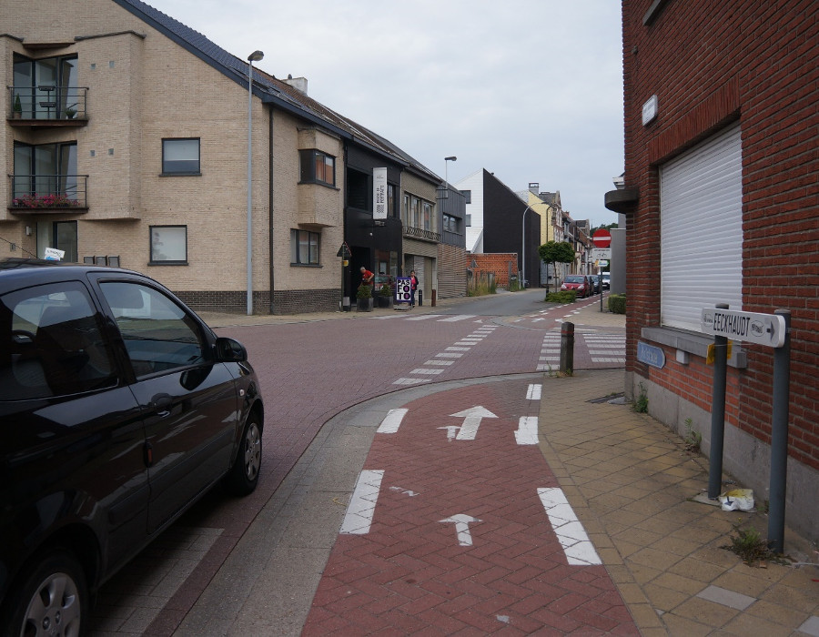<p>De wagen wil rechts afslaan. de fietser bevind zich nog niet op de oversteekplaats</p><ul><li><p>De fietser heeft voorrang.</p></li><li><p>De auto heeft voorrang.</p></li></ul><p></p>