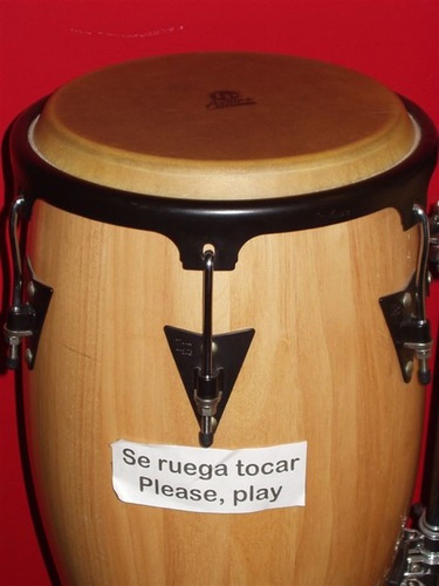 <p>to touch, to play (an instrument)</p>