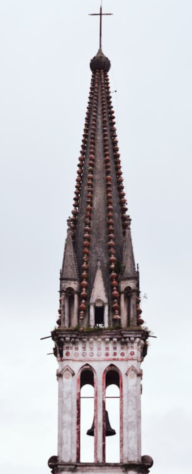 <p></p><p>탑의 제일 뾰족한 부분</p><p>Robin har tagit fram ett rep och kastat ett lasso runt tornets spira.</p>