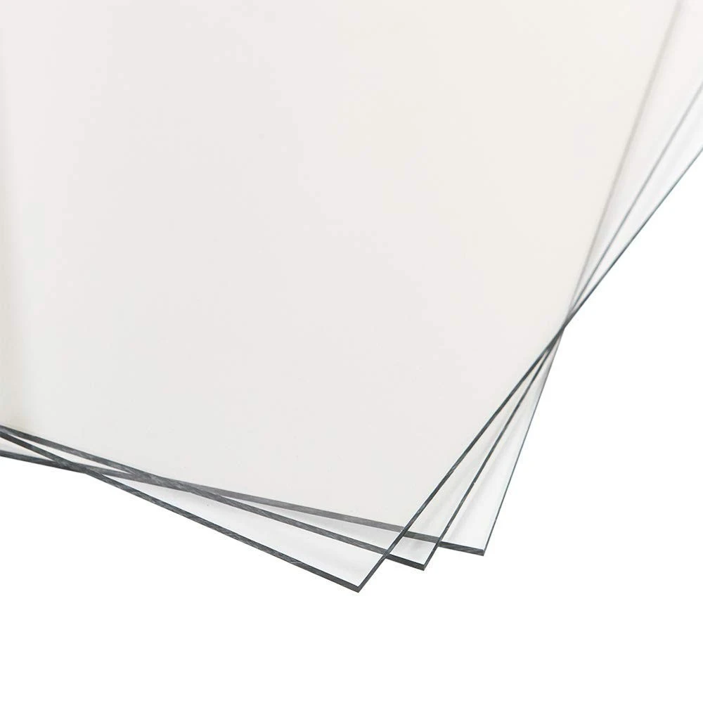 <p><strong>Plexiglas (Polimetacrilat de metil)</strong></p><ul><li><p><em>Recunoaștere:</em> Perfect transparent (chiar mai clar decât sticla), ușor și rigid. Marginile tăiate au un luciu specific.</p></li><li><p><em>Punct slab:</em> Spre deosebire de policarbonat, plexiglasul este casant (crapă la șoc) și se zgârie extrem de ușor.</p></li><li><p><em>Utilizare:</em> Panouri publicitare luminoase, mobilier transparent (Scaunul Louis Ghost), display-uri expoziționale.</p></li></ul><p></p>