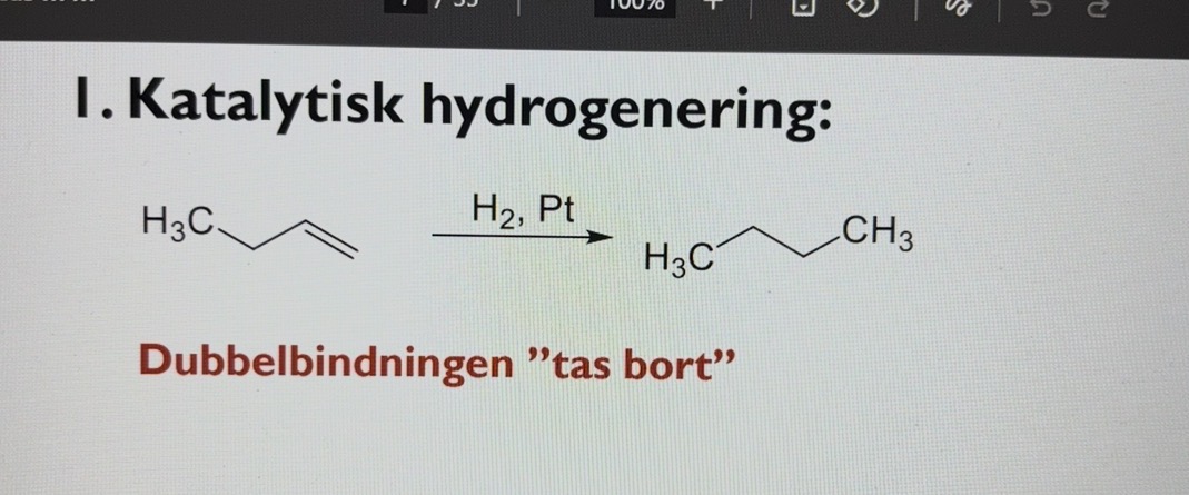 <p>dubbelbindningen omvandlas till enkelbindning</p><p></p><p>alkene reacts with H2 has in the presence of a metal catalyst (Pd,Pt, Ni) </p><p>each carbon gets one hydrogen added</p><p></p><ol><li><p>the alkene absorbs into the the metal surface Pd</p></li><li><p>h2 splits into 2 hydrogens on the surface </p></li><li><p>both hydrigens are added to the same side of the bond</p></li></ol><p></p><p>this is a syn addition because both H attach to the same side</p><p></p>