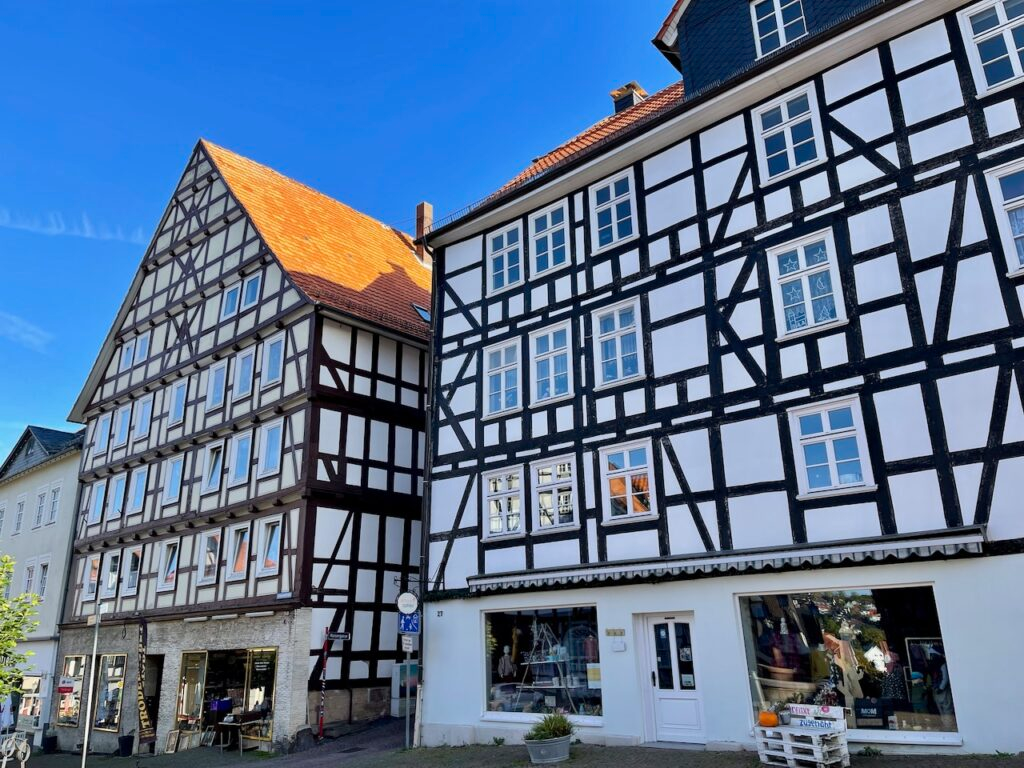 <p>Erzähle was du weißt über die Märchenstraße</p><p></p>