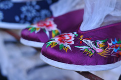 <p>yì shuāng </p><p>a measure word for a pair of shoes 鞋子, socks 袜子, chopsticks 筷子</p>