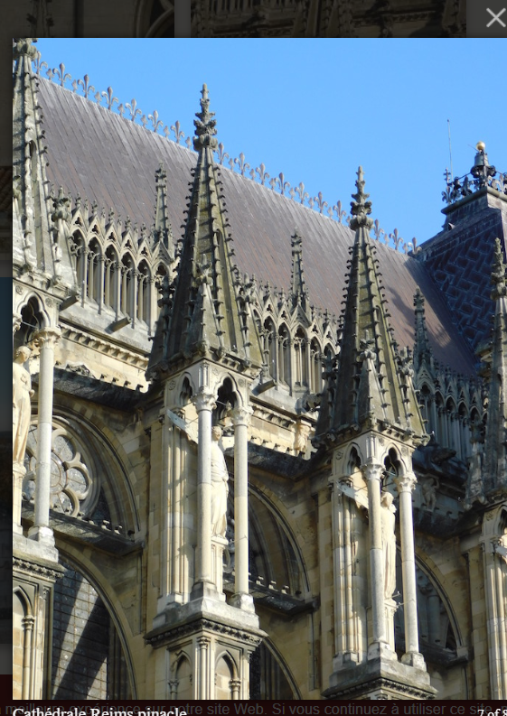 <p>Un <strong>pinacle</strong> est un élément décoratif de forme pyramidale ou conique qui présente les caractéristiques suivantes :</p><ul><li><p><strong>Définition :</strong> Il s'agit d'un <strong>élément décoratif</strong> placé au sommet d’un petit volume afin d'assurer la <strong>terminaison de sa ligne verticale</strong>.</p></li><li><p><strong>Contexte architectural :</strong> Il est très caractéristique de l'<strong>architecture religieuse</strong>, en particulier du style gothique. On le trouve fréquemment au sommet des <strong>culées</strong> des arcs-boutants ou sur les contreforts.</p></li><li><p><strong>Fonction :</strong> Au-delà de son aspect ornemental qui accentue la verticalité de l'édifice, il sert également, par son poids, à stabiliser les supports sur lesquels il repose en déviant verticalement les poussées obliques des arcs.</p></li></ul><p>En résumé, c'est le petit clocheton sculpté qui couronne les parties hautes d'un bâtiment (comme on peut le voir sur les dessins de la gare de Binche ou de la cathédrale de Beauvais dans tes documents) pour finir élégamment une ligne verticale.</p>