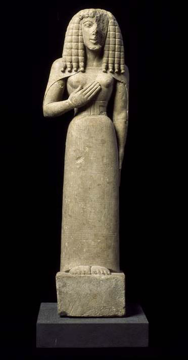 <p>Statuette dite «Dame d’Auxerre», ≈640-630 av. J.-C., calcaire, H. 75cm, Paris musée du Louvre, inv. Ma 3098</p>