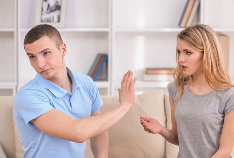 <p>cut off (contact)</p><p>(He cut off contact with his father.)</p>
