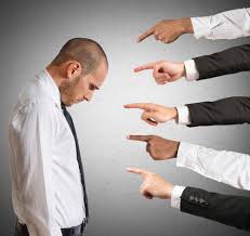 <p>to think carefully and form an opinion about something or someone.</p>