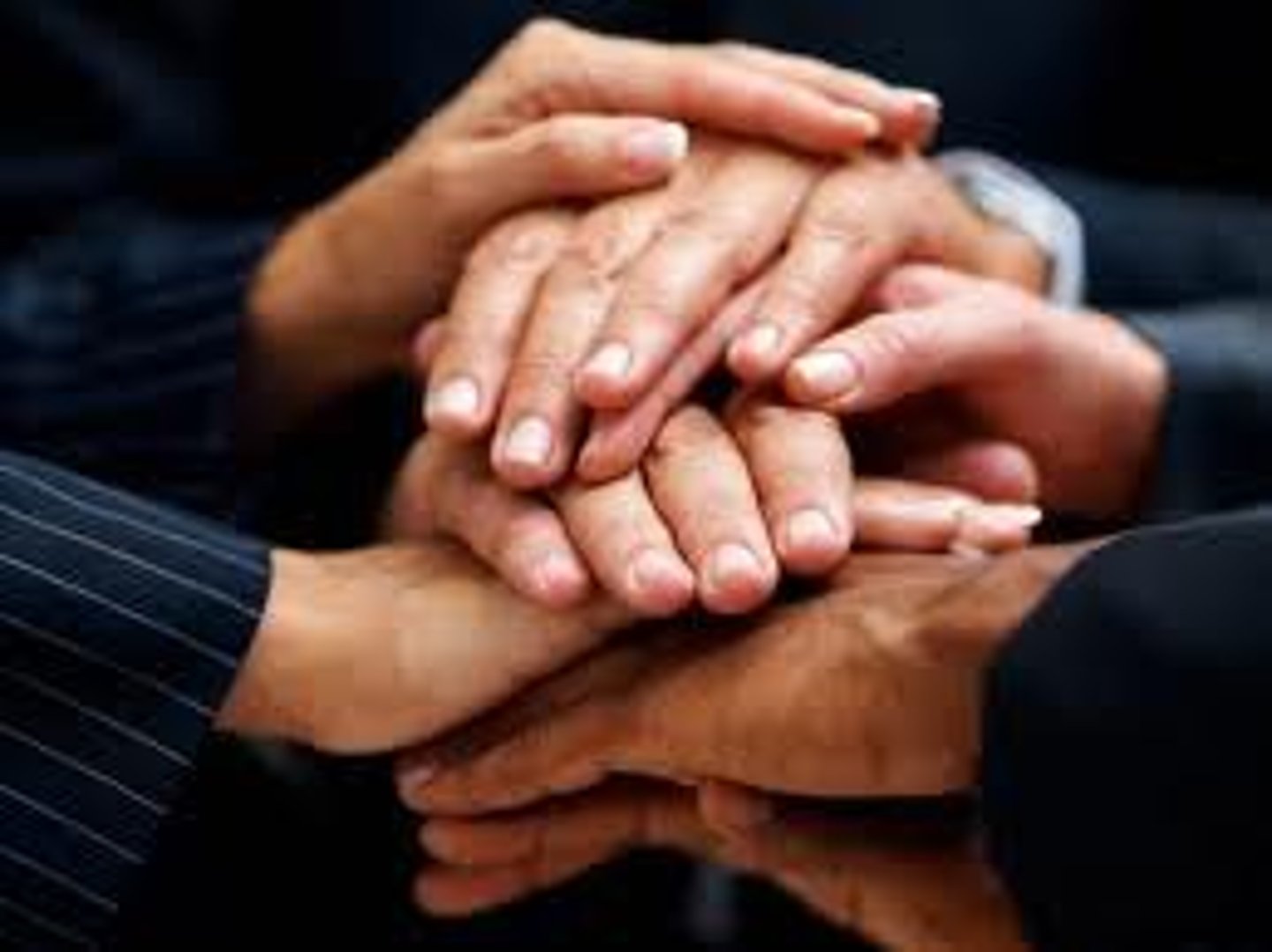 <p>commit 🤝 /kəˈmɪt/ v: cam kết 📌 commit to a goal (cam kết với một mục tiêu) ⭐ Quản lý muốn anh ấy cam kết với dự án, nhưng anh ấy đã chọn 🔄abandon nó. 🔄(từ bỏ)</p>