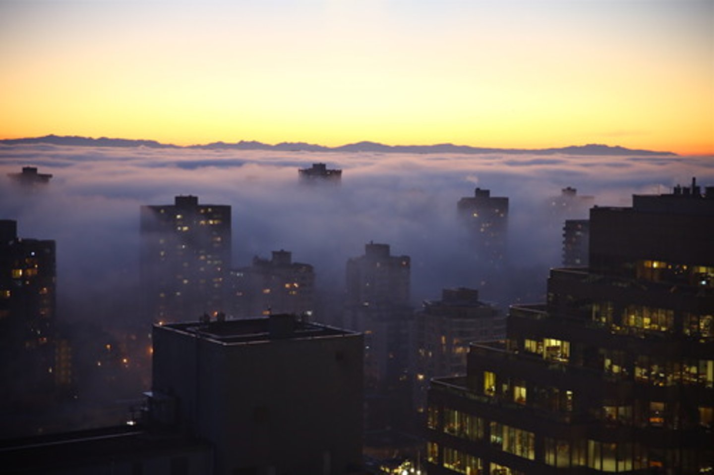<p>màn sương "There is . ....... .. ... the west coast"</p>