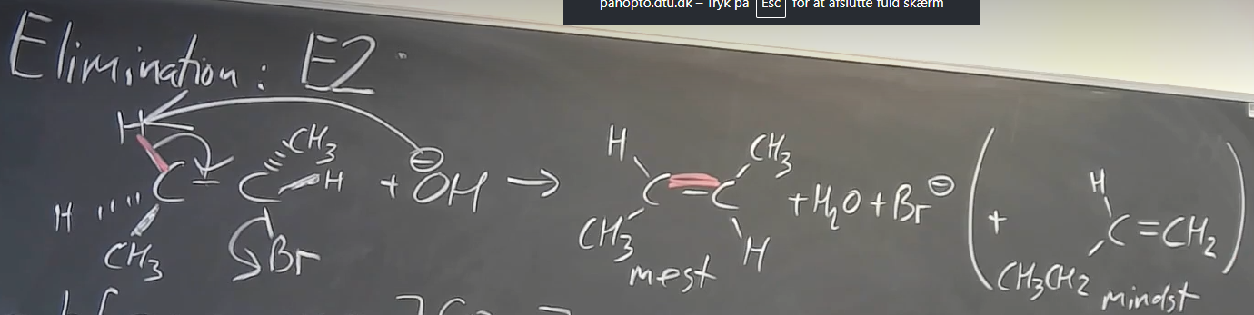 <p>Bindingen sker der hvor der er flest substituenter på. Det er hydrogenet der sidder ved carbon ved siden af</p>