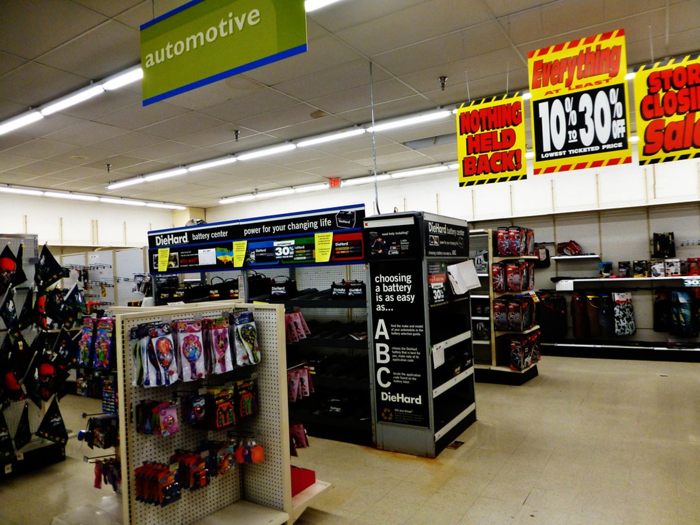 <p>store, department (sell+large place)</p>