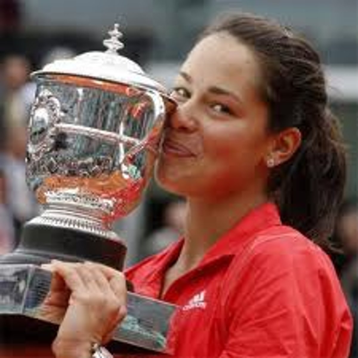 <p>чемпион</p><p>She is the world champion. - Она чемпионка мира.</p>