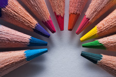 <p>bút chì màu (Example: The child used colored pencils. - Đứa trẻ dùng bút chì màu.)</p>