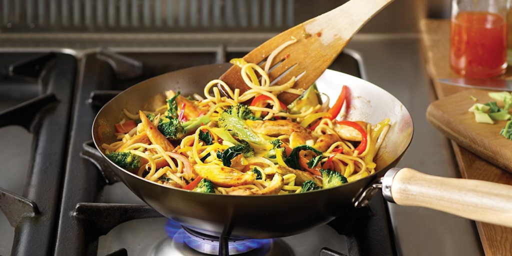 <p>stir-fry</p><p>(Let's stir-fry some vegetables with rice.)</p>