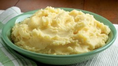 <p>boiled potatoes crushed until smooth with milk and butter Example: Roast chicken goes very well with creamy _____ _____. khoai tây nghiền u Khoai tây luộc chín rồi nghiền mịn với bơ/sữa. UK: /mæʃt pəˈteɪ.təʊ/ | US: /mæʃt pəˈteɪ.t̬oʊ/</p>