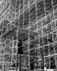 <p>US: /ˈskæf.oʊld/UK: /ˈskæf.əʊld/ Example: Builders worked safely on the metal _____ outside. A temporary structure used by workers on a building. Giàn giáo Khung kim loại lắp ngoài tòa nhà cho công nhân đứng thi công.</p>