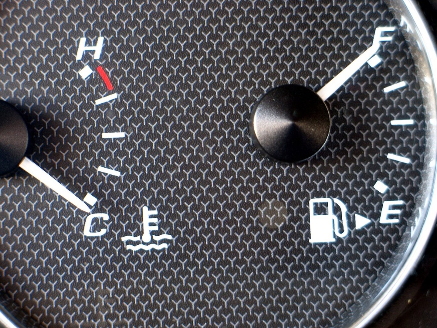 <p>Warns when the coolant in the engine is too hot</p>