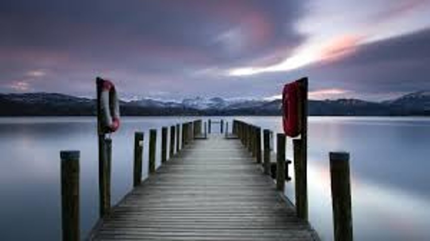 <p>un dock, un quai (3x)</p>