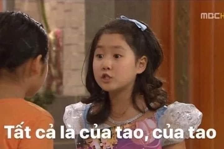 <p>de</p><p>Trợ từ sở hữu (của)</p><p><strong>是你们的老师。</strong>(Shì nǐmen de lǎoshī. - Là giáo viên của các em.)</p><p><strong>我的老师叫刘明。</strong>(Wǒ de lǎoshī jiào Liú Míng. - Giáo viên của tôi tên Lưu Minh.)</p>