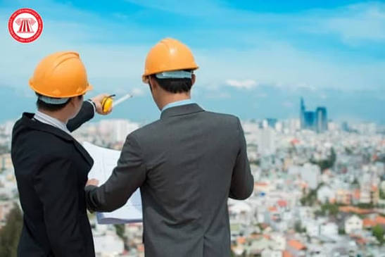 <p>thành ngữ này bình thường có nghĩa là "bận rộn, luôn chân luôn tay", nhưng trong ngữ cảnh này nó mang nghĩa là <strong>"đang trong quá trình thực hiện/sản xuất"</strong> (đang cùng lúc vẽ/áp dụng nhiều kiểu).</p>