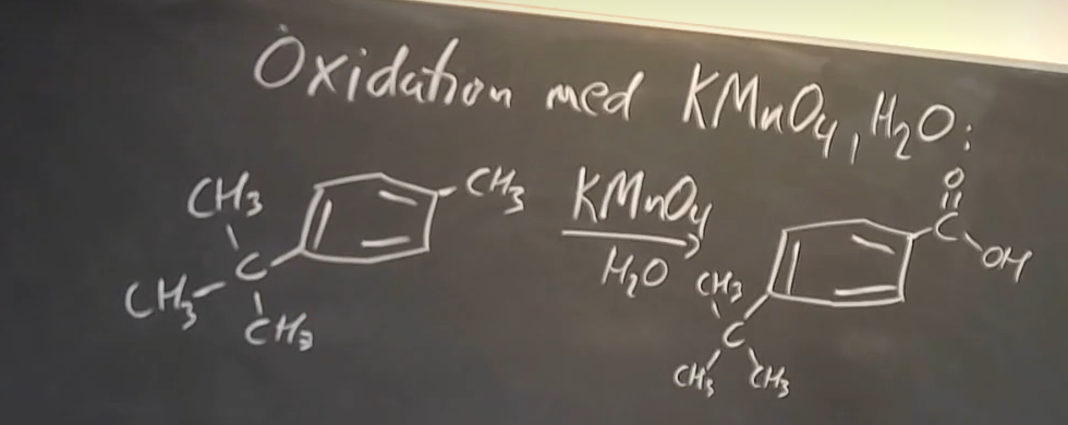 <p>fordi den nederste ikke har nogen hydrogen bundet</p>
