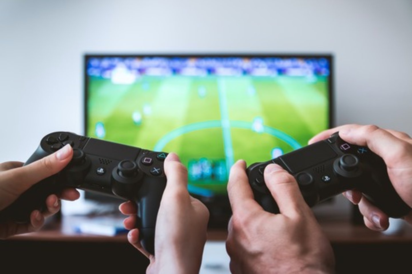 <p>видеоигра</p><p>I play video games on weekends. - Я играю в видеоигры по выходным.</p>
