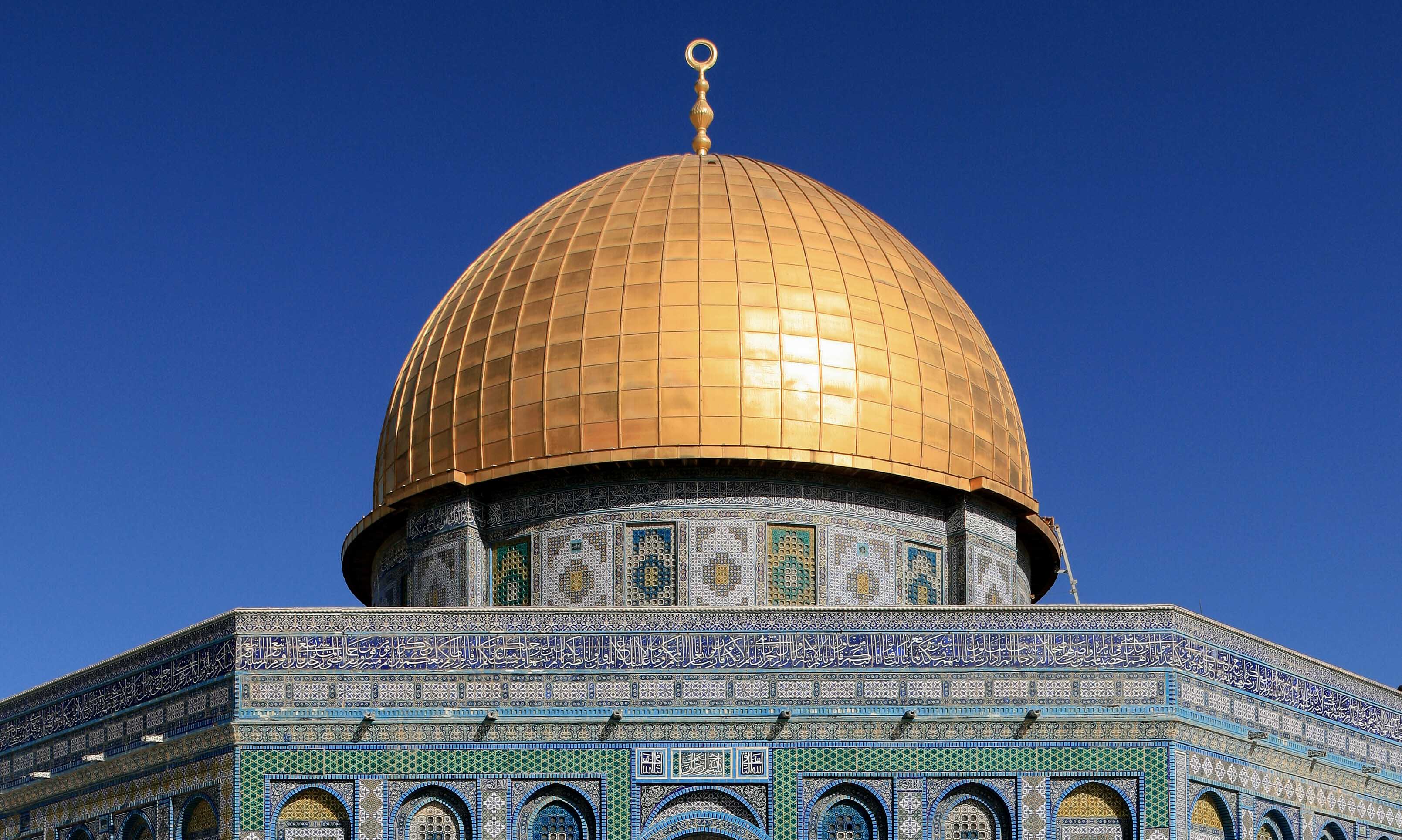 <p>Jerusalem, 687-692 (10.2), Early Islamic shrine; centralized plan, calligraphy, no figural imagery.</p>