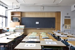 <p>школа</p><p>저는 매일 학교에 가요. = I go to school every day.</p><p>학교가 어디에 있어요? = Where is the school?</p>