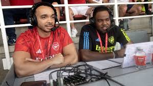 <p>commentator (n) <span>/ˈkɒmənteɪtə(r)/</span></p>